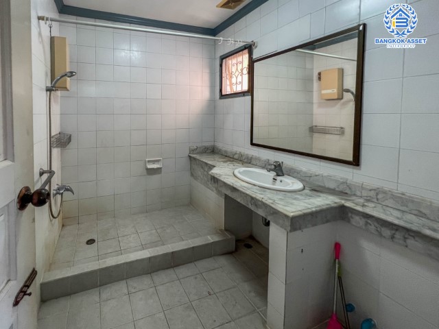 *****บ้านแฝดมือสองย่านกรุงเทพฯ ม.101การ์เด้นวิลล์  ลาดพร้าว101 เนื้อที่กว้าง 41 ตร.ว. ฟังก์ชัน 3 ห้องนอน 4 ห้องน้ำ ที่จอดรถ 2 คัน บ้านแฝดทำเลเมือง พื้นที่ใช้สอยเยอะ ตั้งบนทำเลแห่งการเดินทาง ใกล้รถไฟฟ้าสายสีน้ำเงิน "สถานีลาดพร้าว" และทางด่วน "ฉลองรัช"